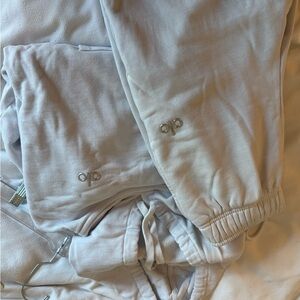 ALO Yoga Cream Sweatshirt